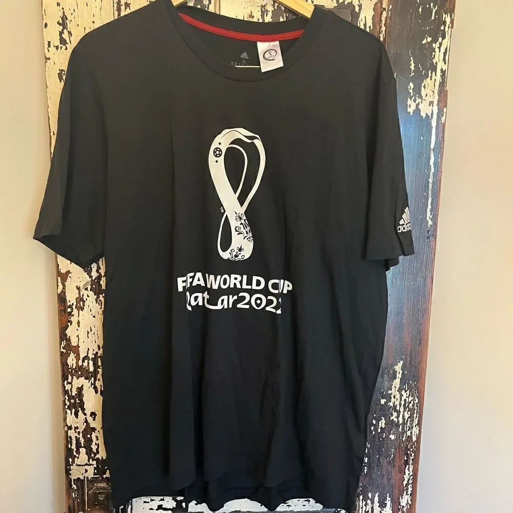 Men’s NWT Adidas FIFA World Cup 2022 Official Emblem T-shirt. Size XL.